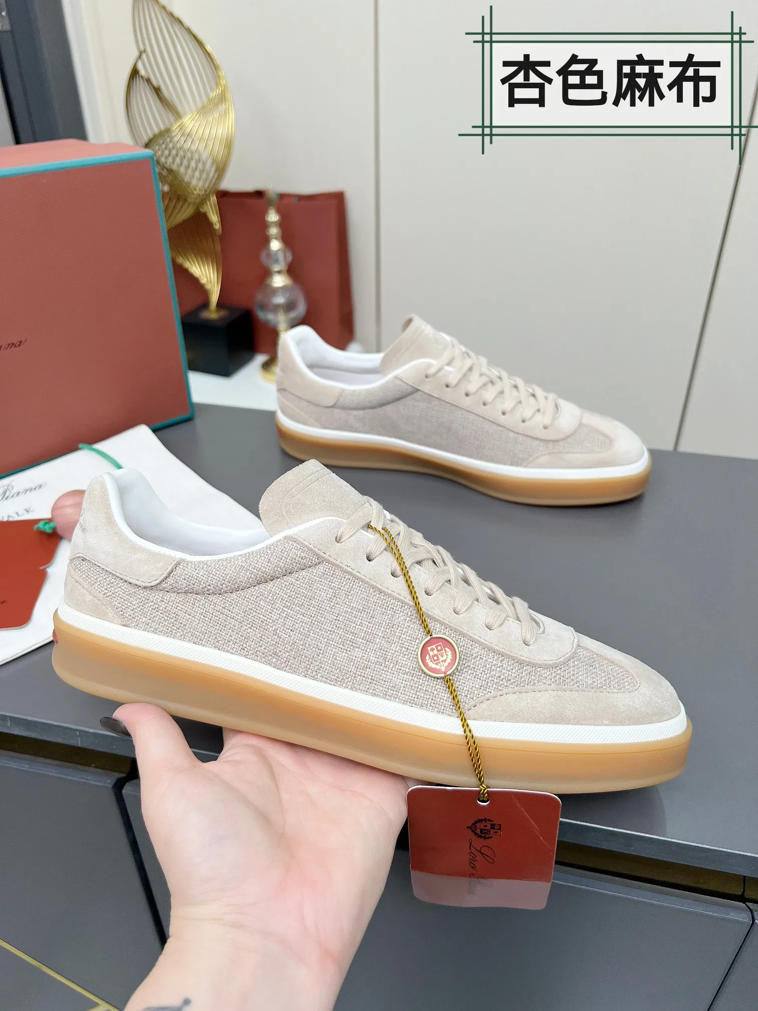Men's shoes 💰600 purchasing agent, high version 🦅⛳️ Italy [Loro Piana] Tennis walk series LP couple's moral training shoes casual sports shoes sneakers 🎁🎁 Original purchase development and production This new suede tennis shoe adopts an ultra-low design, suitable for wearing all year round 👫👫 The wrapped sole creates an effortlessly attractive color combination that harmoniously blends functionality with understated style, making it the ideal shoe for urban wear. Soft calfskin tongue with Kummel color insert at the heel, cotton lace upper with embossed LP logo, cowhide suede sole, rubber-lined calfskin ✦ Upper: special linen ➕ eco-friendly cowhide ✦ lining: cowhide lining ➕ cowhide insole ✦ sole: original molded TPR ultra-light outsole ✦ packaging: original complete package ✦Female size: 35--40 ✦Male size: 39--45